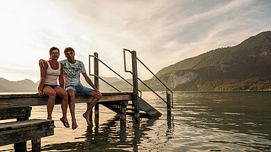 Paar am Steg beim Campingplatz Paradiescamping Wolfgangsee