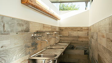 Waschbecken im Sanitärbereich beim Campingplatz Paradiescamping Wolfgangsee