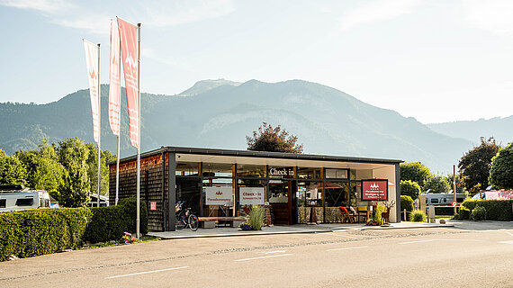 Außenansicht des Check-in Gebäudes beim Paradiescamping Wolfgangsee
