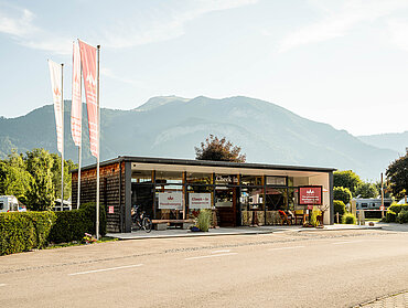 Außenansicht des Check-in Gebäudes beim Paradiescamping Wolfgangsee