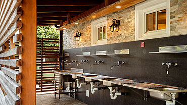Waschbecken im Outdoor-Sanitärbereich beim Campingplatz Paradiescamping Wolfgangsee