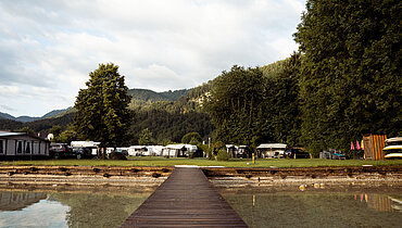 View from the jetty onto the Paradiescamping Wolfgangsee campsite