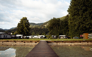 Aussicht vom Steg auf den Campingplatz Paradiescamping Wolfgangsee