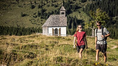 Ein Paar beim Wandern auf der Postalm
