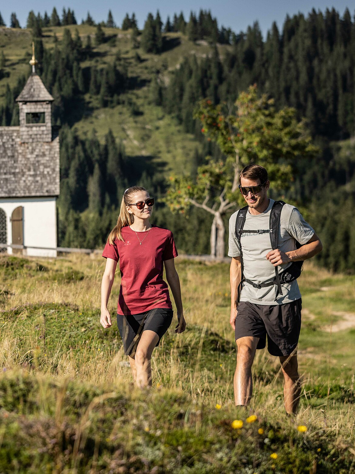 Ein Paar beim Wandern auf der Postalm