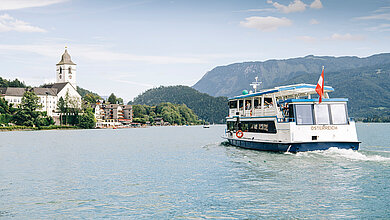 Schiff der WolfgangseeSchifffahrt mit dem Schafberg im Hintergrund