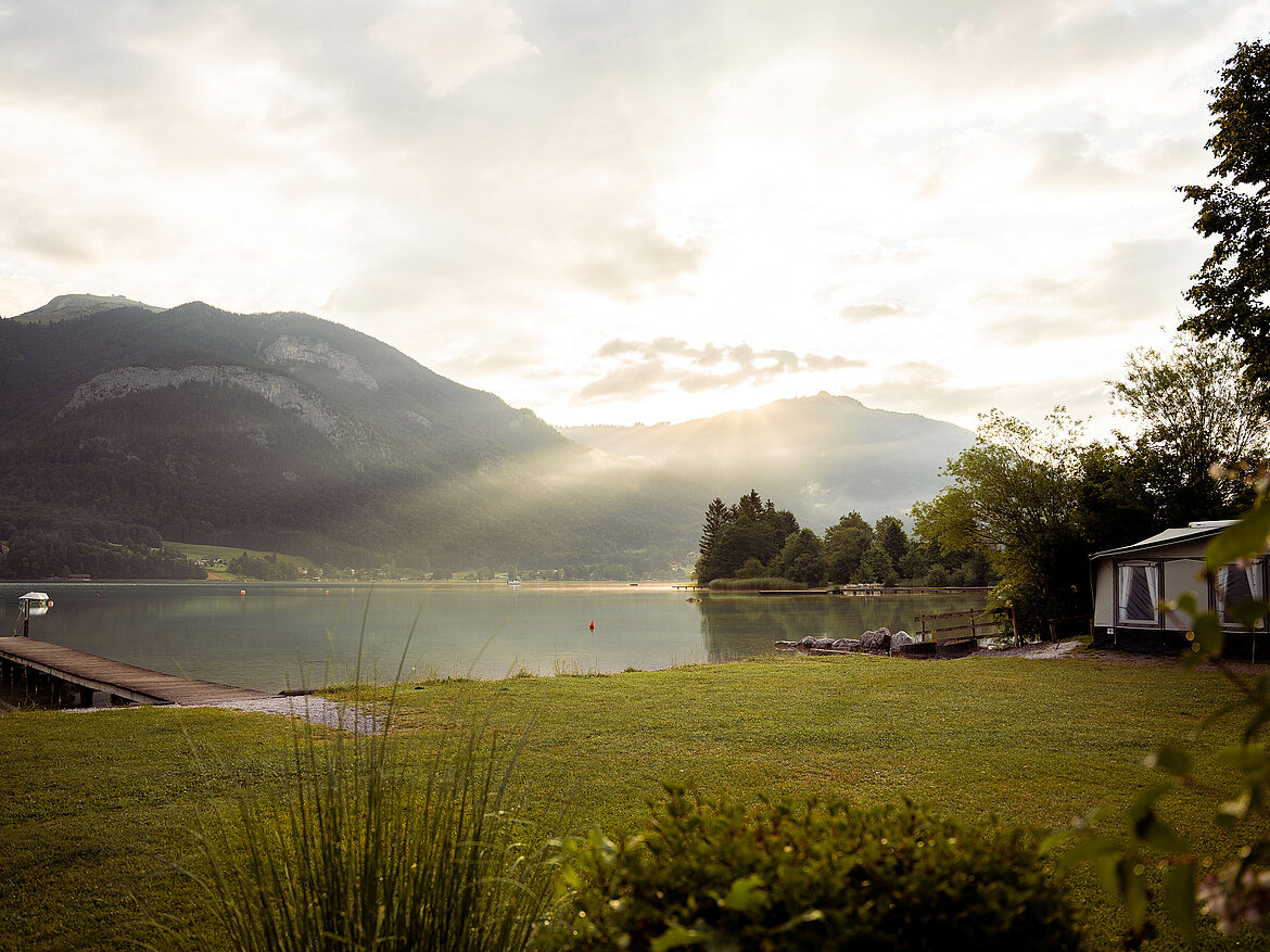 Seeufer mit Steg beim Campingplatz Paradiescamping Wolfgangsee