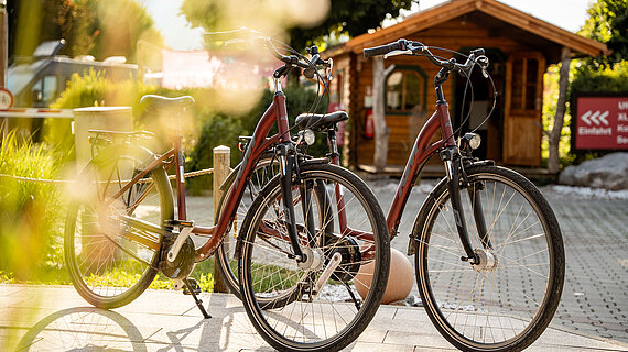 Zwei Fahrräder beim Campingplatz Paradiescamping Wolfgangsee