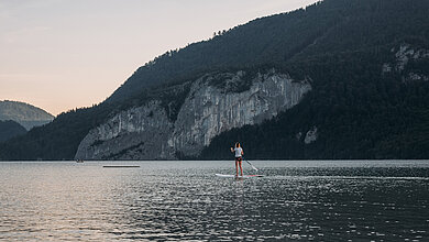 Frau beim Standup Paddling auf dem Wolfgangsee