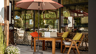 Sitzbereich vor dem Kiosk beim Campingplatz Paradiescamping Wolfgangsee