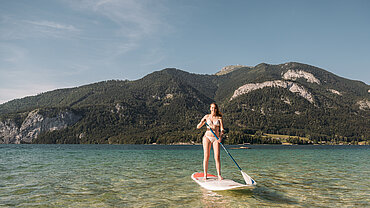 Frau beim Standup Paddling auf dem Wolfgangsee