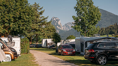 Caravans with cars at the Paradiescamping Wolfgangsee campsite