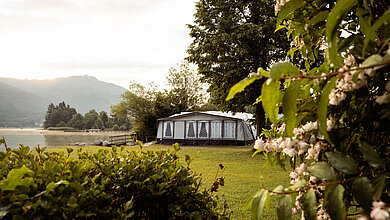 Großes Campingzelt am Seeufer beim Campingplatz Paradiescamping Wolfgangsee