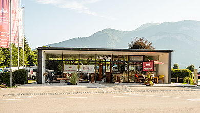 Außenansicht des Check-in Gebäudes beim Paradiescamping Wolfgangsee