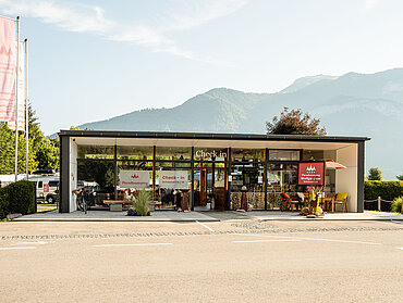 Außenansicht des Check-in Gebäudes beim Paradiescamping Wolfgangsee