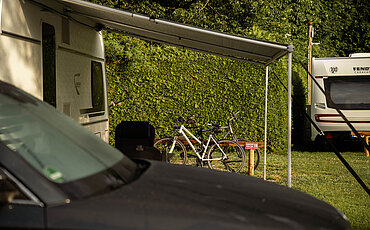 Fahrrad vor dem Wohnwagen beim CampingplatzParadiescamping Wolfgangsee