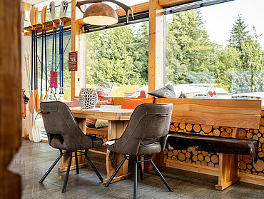 Sitzgruppe vor dem Checkin beim Paradiescamping Wolfgangsee