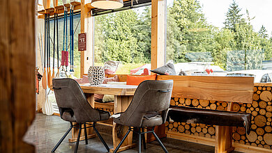 Sitzgruppe vor dem Checkin beim Paradiescamping Wolfgangsee