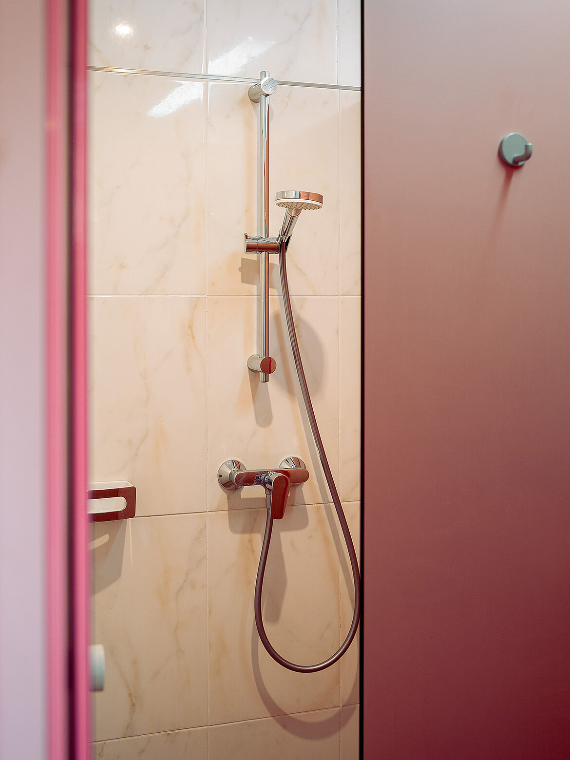 Dusche im Sanitärbereich beim Campingplatz Paradiescamping Wolfgangsee