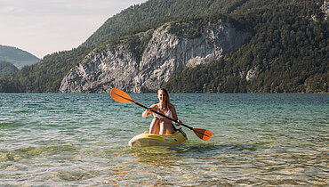 Frau im Kajak auf dem Wolfgangsee