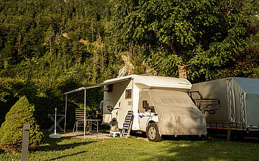 Wohnwagen mit Sitzgarnitur am Camplingplatz Paradiescamping Wolfgangsee