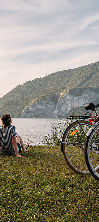 Two women with bicycles on the shore of Lake Wolfgang