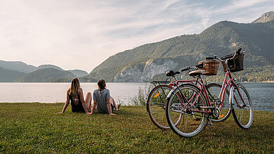 Zwei Frauen mit Fahrrädern am Ufer des Wolfgangsees
