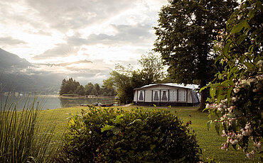 Großes Campingzelt am Seeufer beim Campingplatz Paradiescamping Wolfgangsee