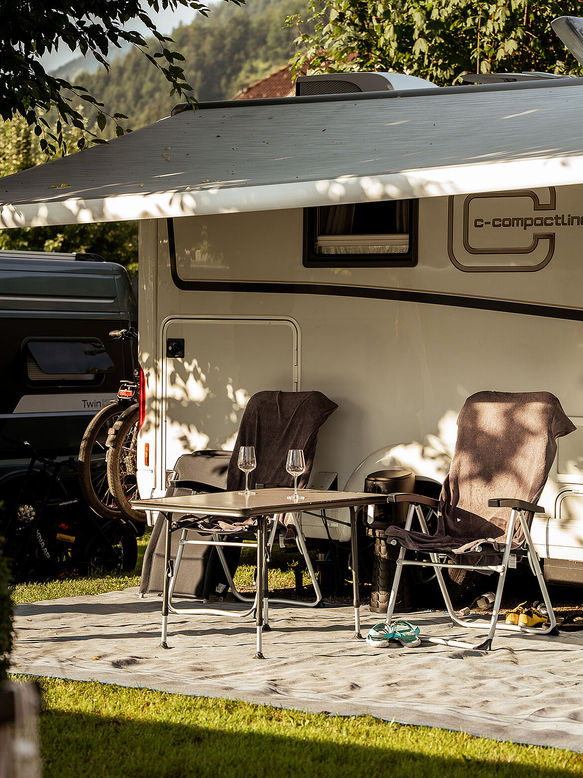 Sitzgarnitur vor einem Wohnwagen am Camplingplatz Paradiescamping Wolfgangsee