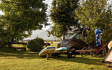 Wohnwagen mit Freizeitausstattung am Campingplatz Paradiescamping Wolfgangsee