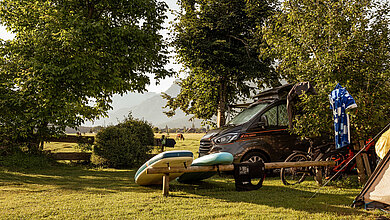 Wohnwagen mit Freizeitausstattung am Campingplatz Paradiescamping Wolfgangsee